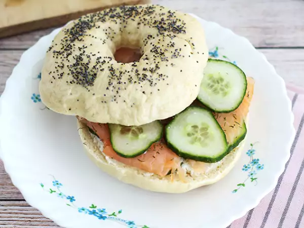 Recept Bagel met zalm, komkommer en roomkaas