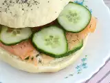 Bagel met zalm, komkommer en roomkaas, foto 1