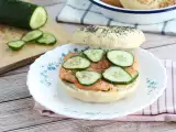 Bagel met zalm, komkommer en roomkaas, foto 2