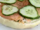 Bagel met zalm, komkommer en roomkaas, foto 3