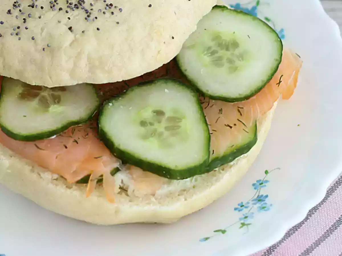 Bagel met zalm, komkommer en verse kaas - foto 2