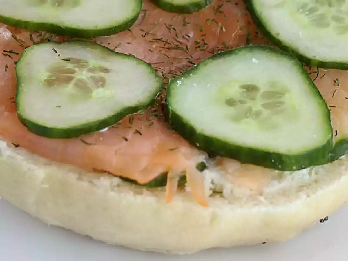 Bagel met zalm, komkommer en verse kaas - foto 4