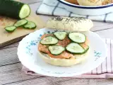Bagel met zalm, komkommer en verse kaas, foto 2