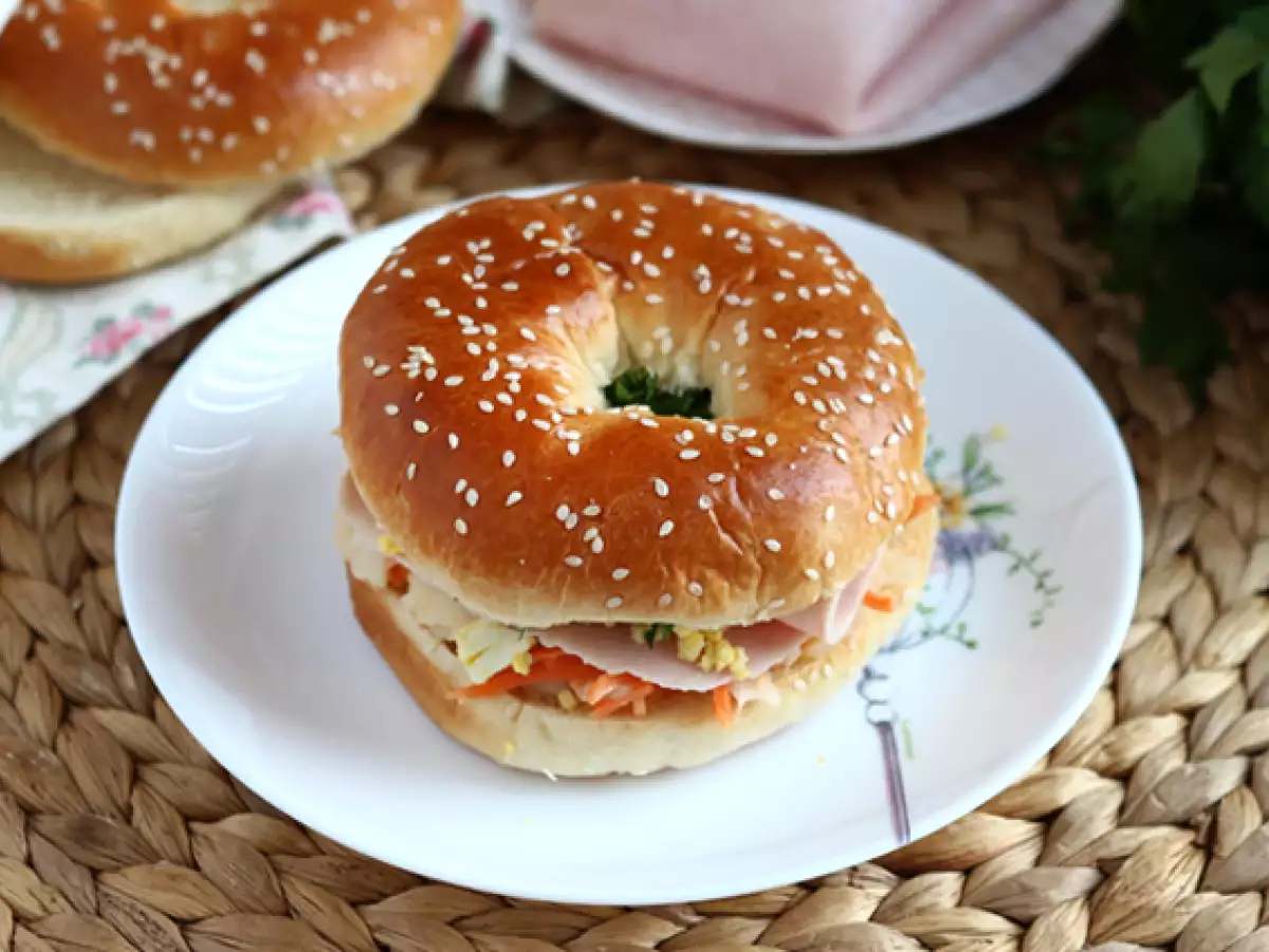 Bagelsandwich met kalkoen, koolsla en hardgekookt ei - foto 2