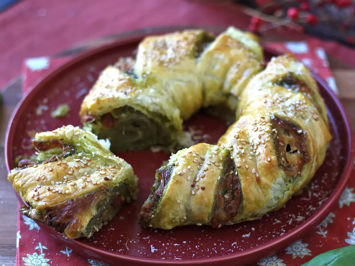 Bladdeegkrans met pesto, mozzarella en gedroogde tomaten - foto 4