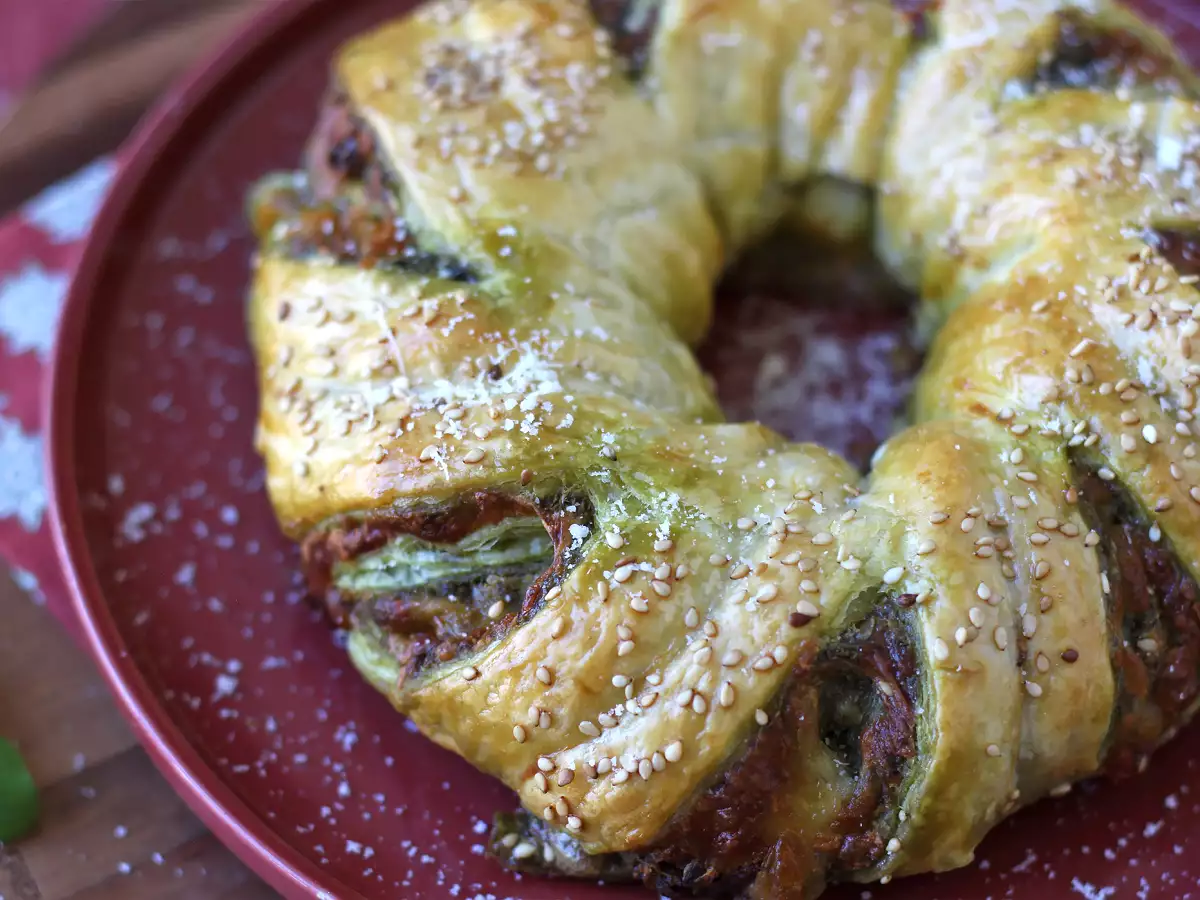 Bladdeegkrans met pesto, mozzarella en gedroogde tomaten - foto 5