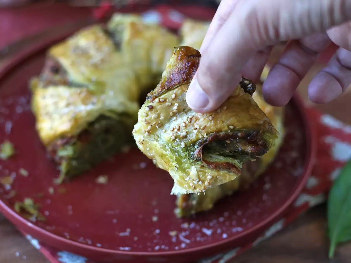 Bladdeegkrans met pesto, mozzarella en gedroogde tomaten - foto 6