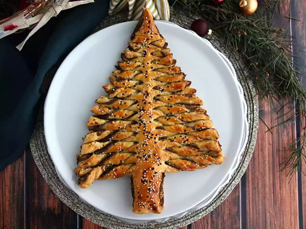 Bladerdeeg kerstboom met zelfgemaakte tapenade
