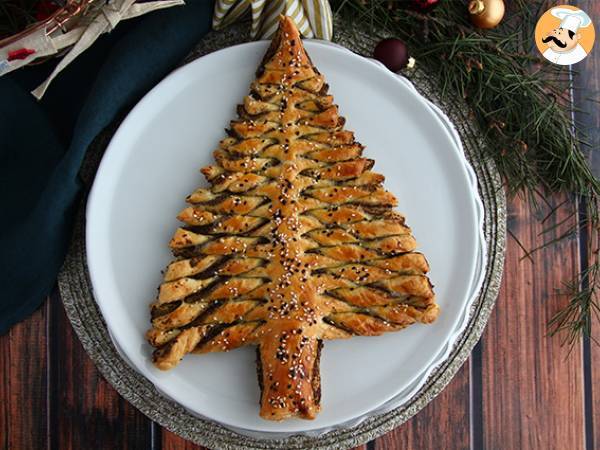 Bladerdeeg kerstboom met zelfgemaakte tapenade