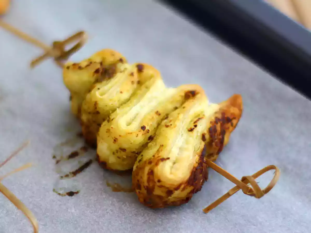 Bladerdeeg kerstboompjes met pesto voor een kerstaperitief