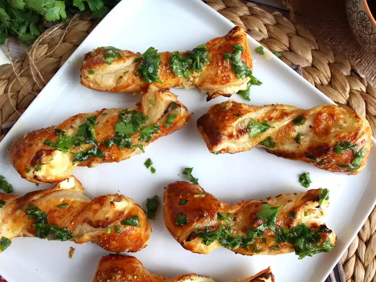 Bladerdeeg torsades met kaas en peterselie: een must voor bij het aperitief