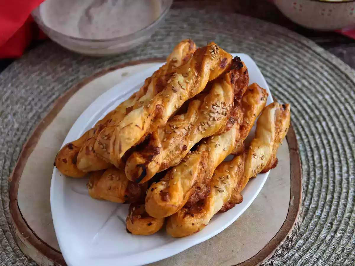 Bladerdeeg torsades met pesto rosso en mozzarella