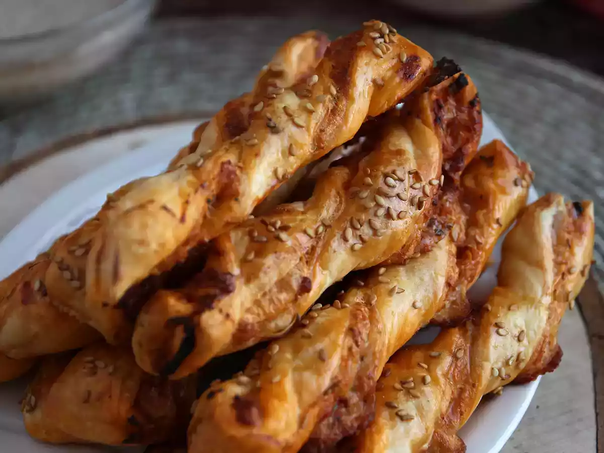 Bladerdeeg torsades met pesto rosso en mozzarella - foto 3