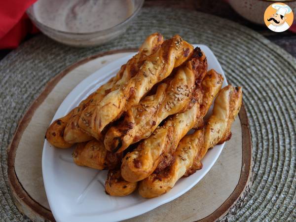 Bladerdeeg torsades met pesto rosso en mozzarella