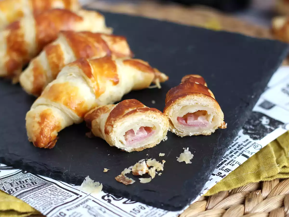 Bladerdeegcroissants met béchamelsaus, ham en kaas