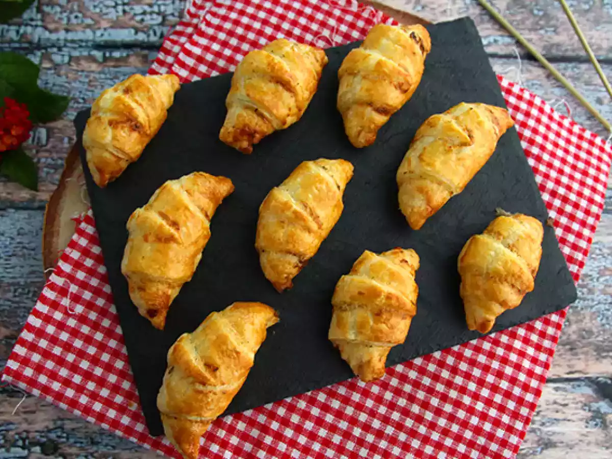 Bladerdeegcroissants met ham en verse kaas