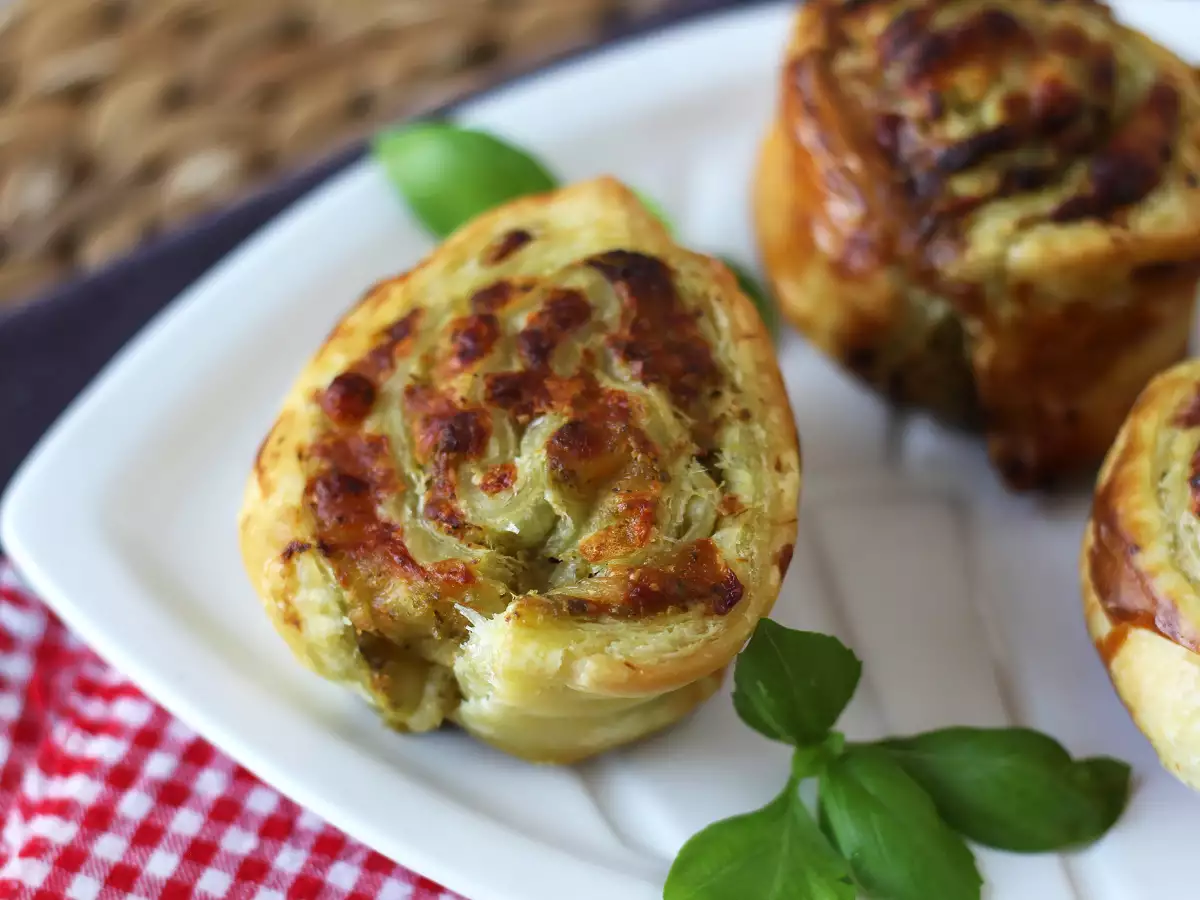 Bladerdeeghapjes met pesto en mozzarella uit de airfryer, klaar in 15 minuten!