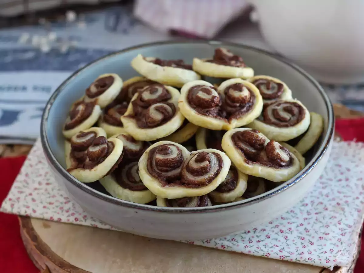 Bladerdeeghartjes met chocoladepasta voor Valentijnsdag