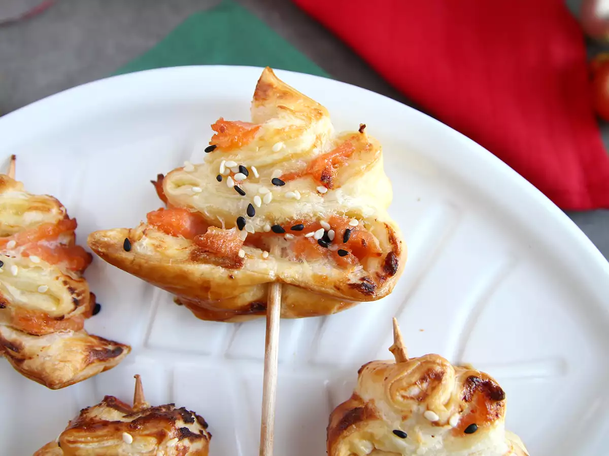 Bladerdeegkerstboompjes met twee soorten zalm - foto 2