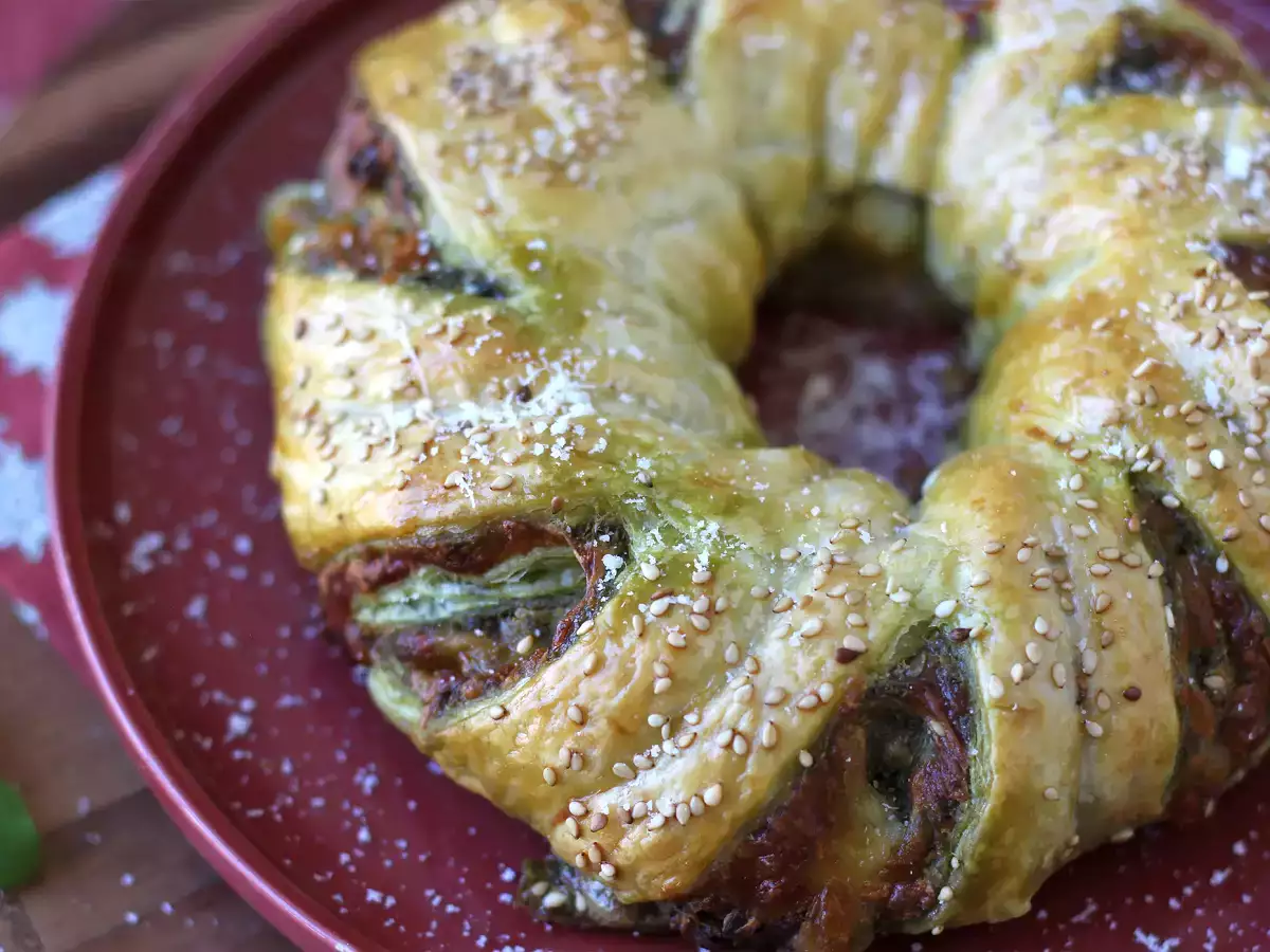 Bladerdeegkrans met pesto, mozzarella en zongedroogde tomaten - foto 5