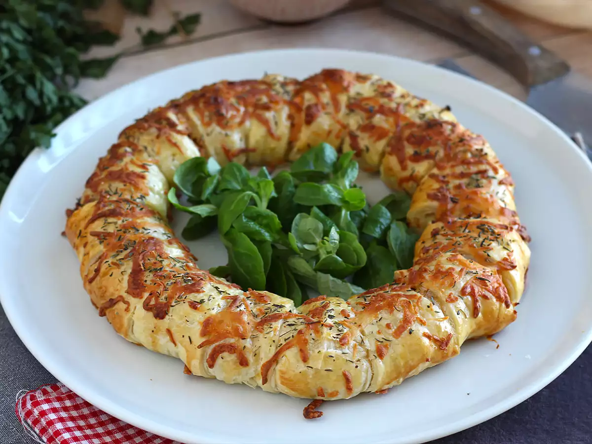 Bladerdeegkrans met zalm en mosterd