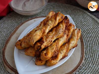 Bladerdeegrondjes met pesto rosso en mozzarella