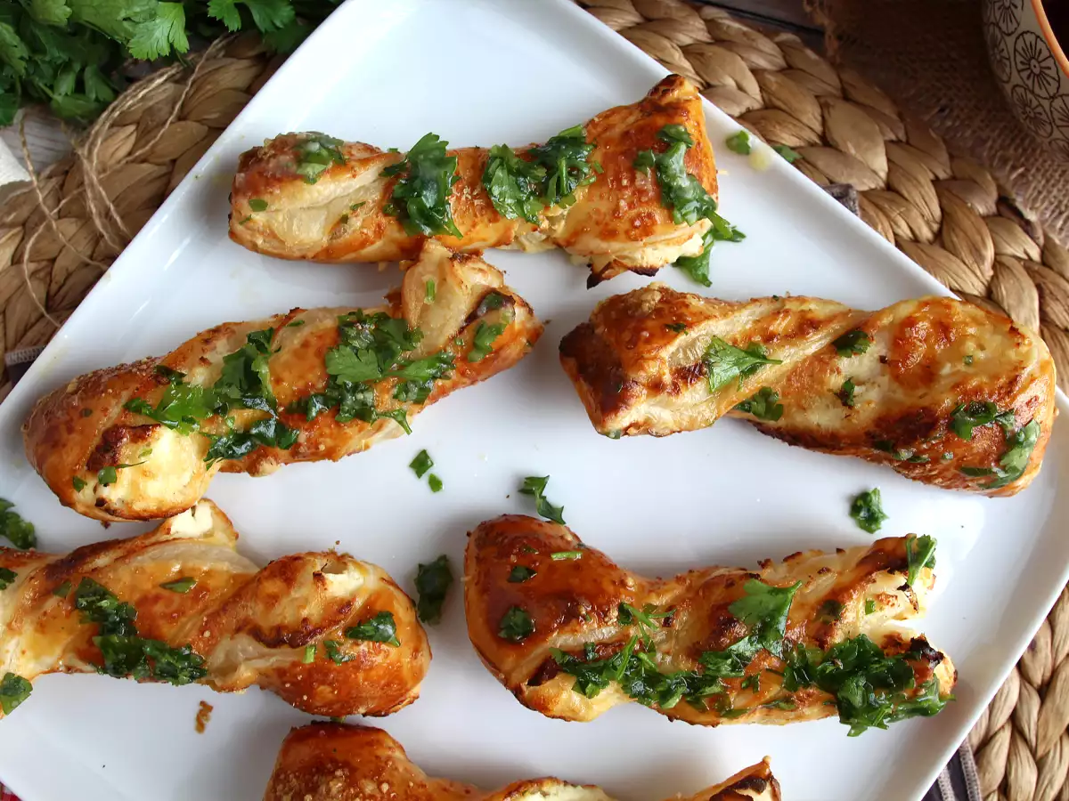 Bladerdeegtwists met kaas en peterselie-knoflook: onmisbaar bij het aperitief