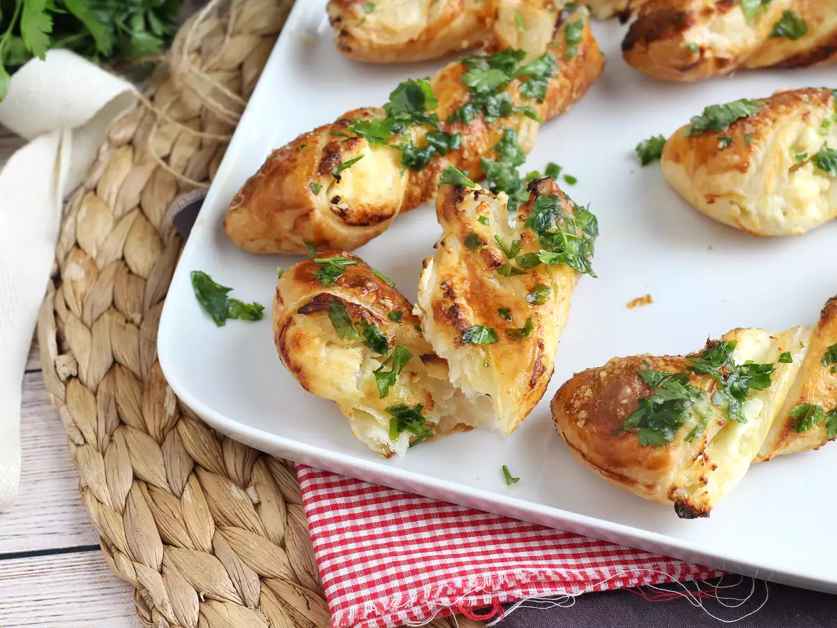 Bladerdeegtwists met kaas en peterselie-knoflook: onmisbaar bij het aperitief - foto 2