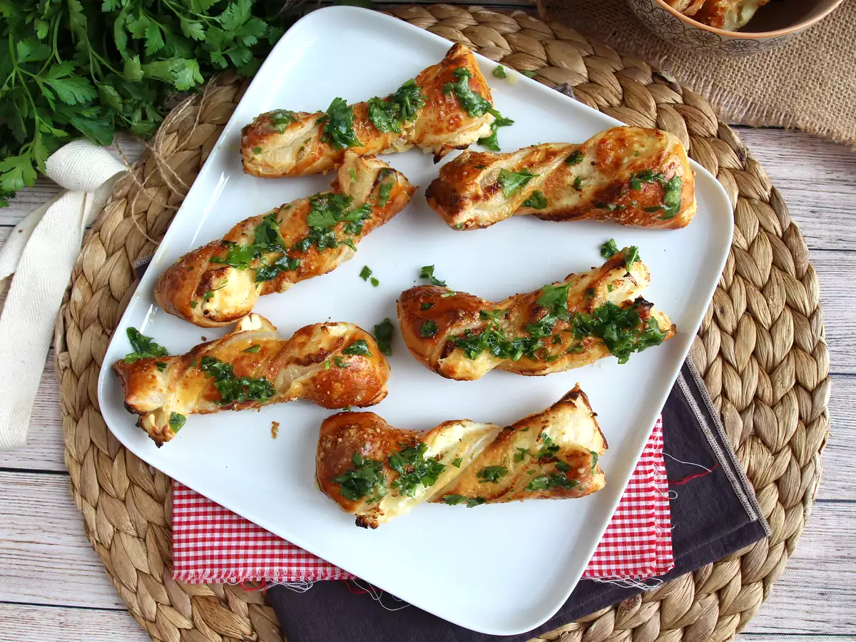 Bladerdeegtwists met kaas en peterselie-knoflook: onmisbaar bij het aperitief - foto 4