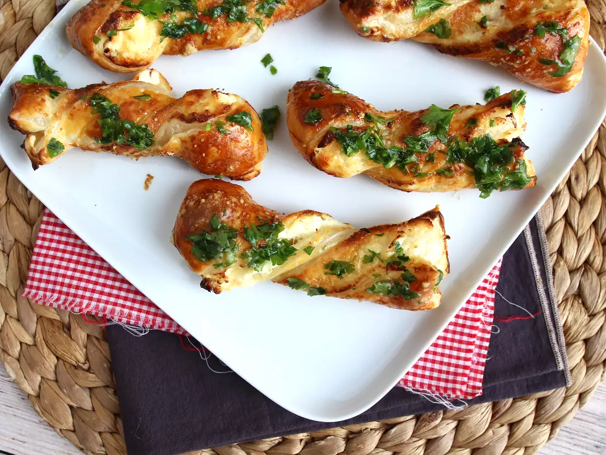 Bladerdeegtwists met kaas en peterselie-knoflook: onmisbaar bij het aperitief - foto 5
