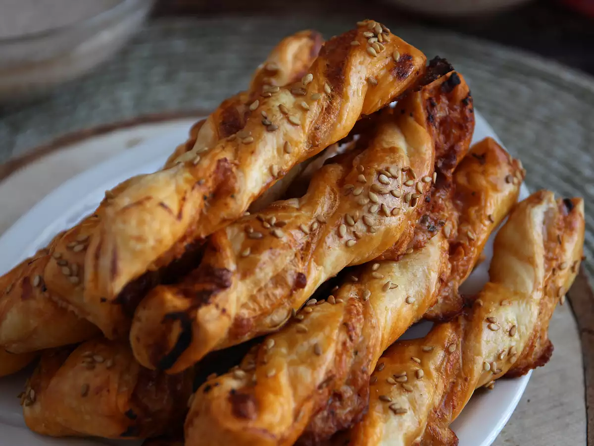 Bladerdeegtwists met pesto rosso en mozzarella - foto 3