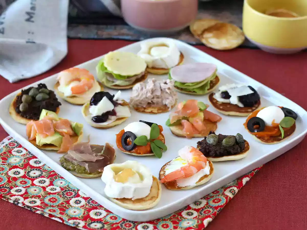Blini schotel met vullingen, het perfecte gevarieerde aperitief voor de feestdagen