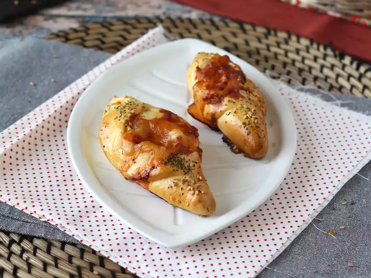 Bootrolletjes in pizzastijl gevuld met tomaat, ham en mozzarellasaus - foto 2