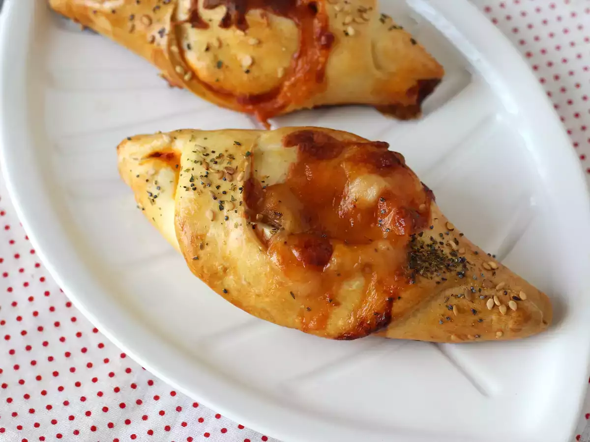 Bootrolletjes in pizzastijl gevuld met tomaat, ham en mozzarellasaus - foto 6