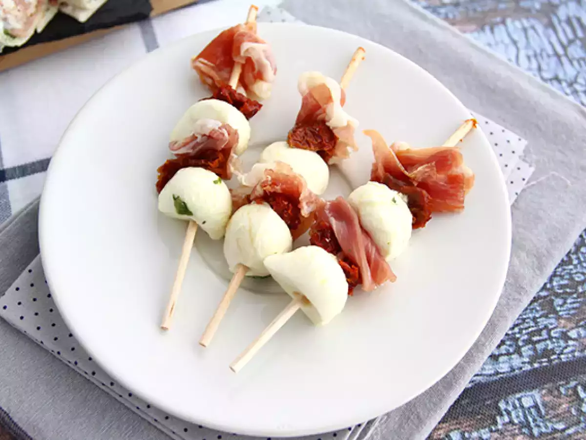 Borrelspiesjes met mozzarella, rauwe ham en zongedroogde tomaten