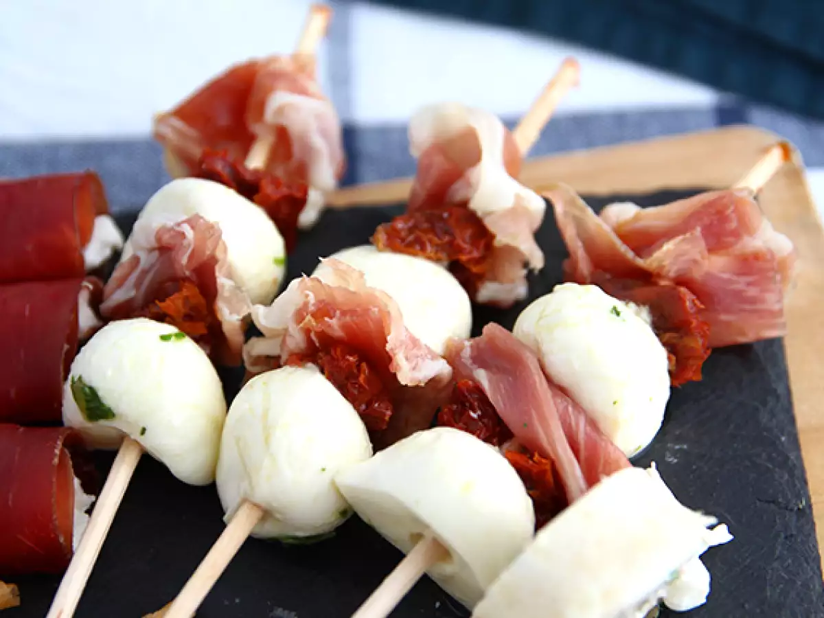 Borrelspiesjes met mozzarella, rauwe ham en zongedroogde tomaten - foto 2