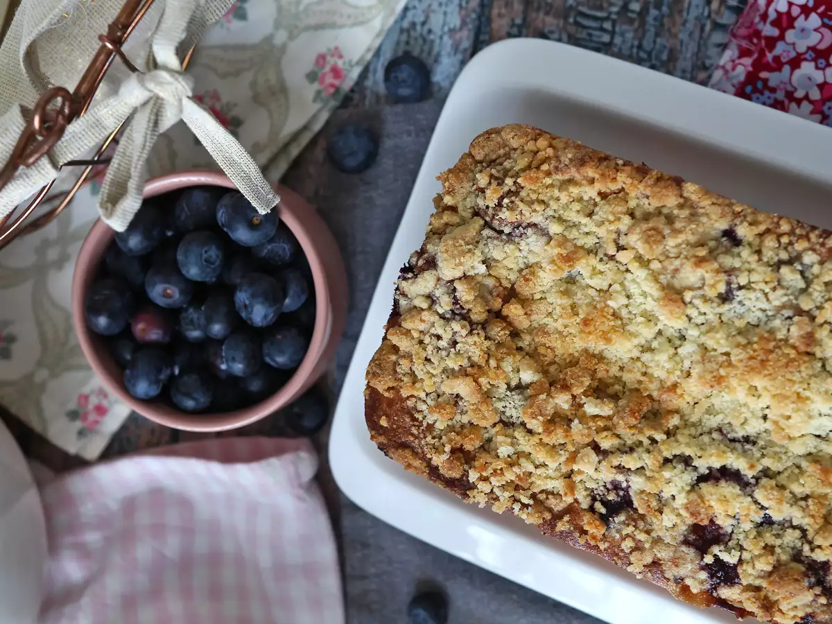 Bosbessencake met crumble: een smeuïge cake met een krokant laagje! - foto 4