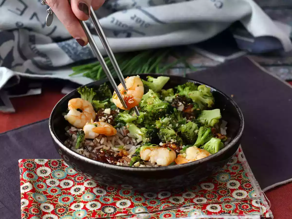 Broccoli en garnalen in een pittige Koreaanse saus - een eenvoudige, evenwichtige en pittige maaltijd