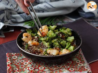 Broccoli en garnalen in een pittige Koreaanse saus - een eenvoudige, evenwichtige en pittige maaltijd