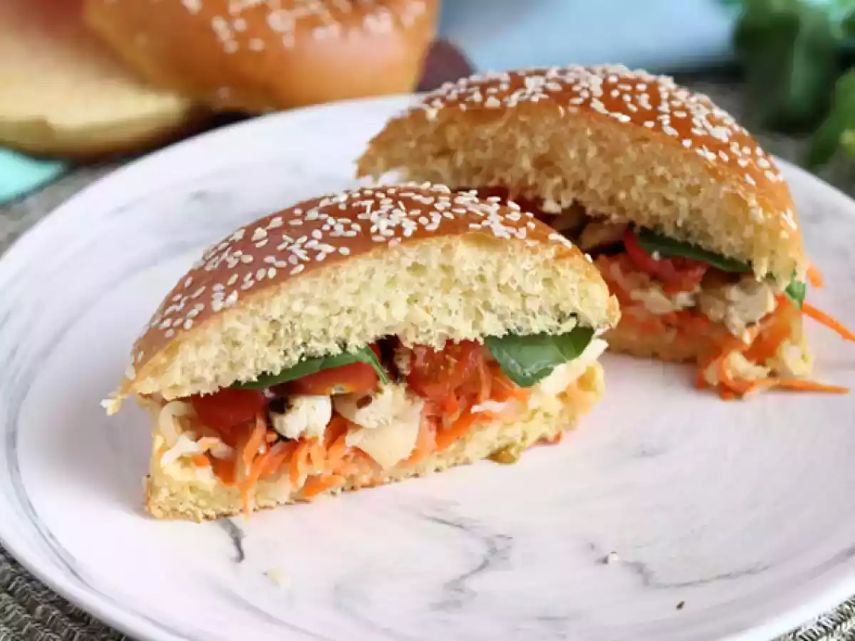 Broodje gemarineerde kip met koolsla, tomaten en basilicum
