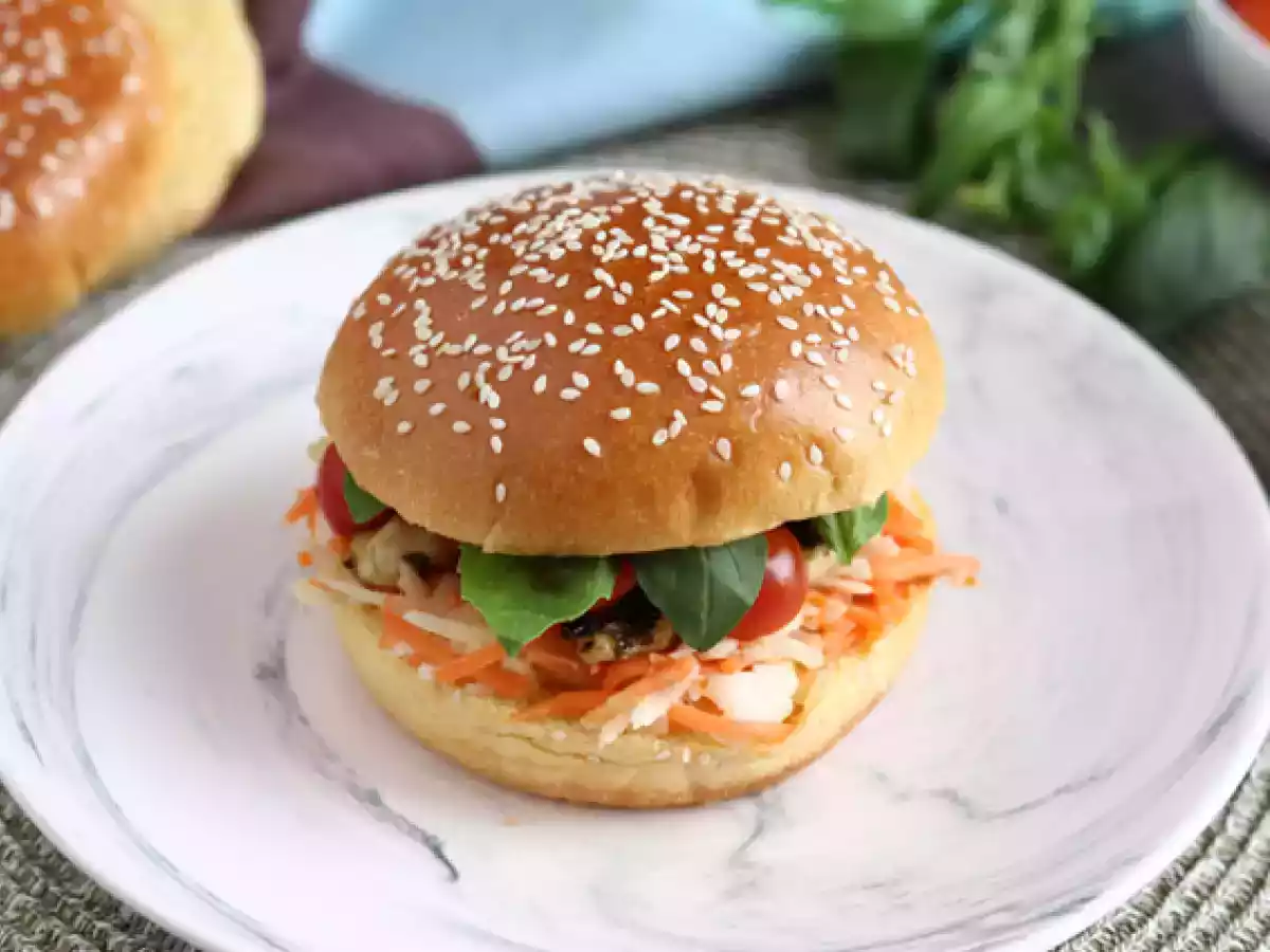 Broodje gemarineerde kip met koolsla, tomaten en basilicum - foto 2