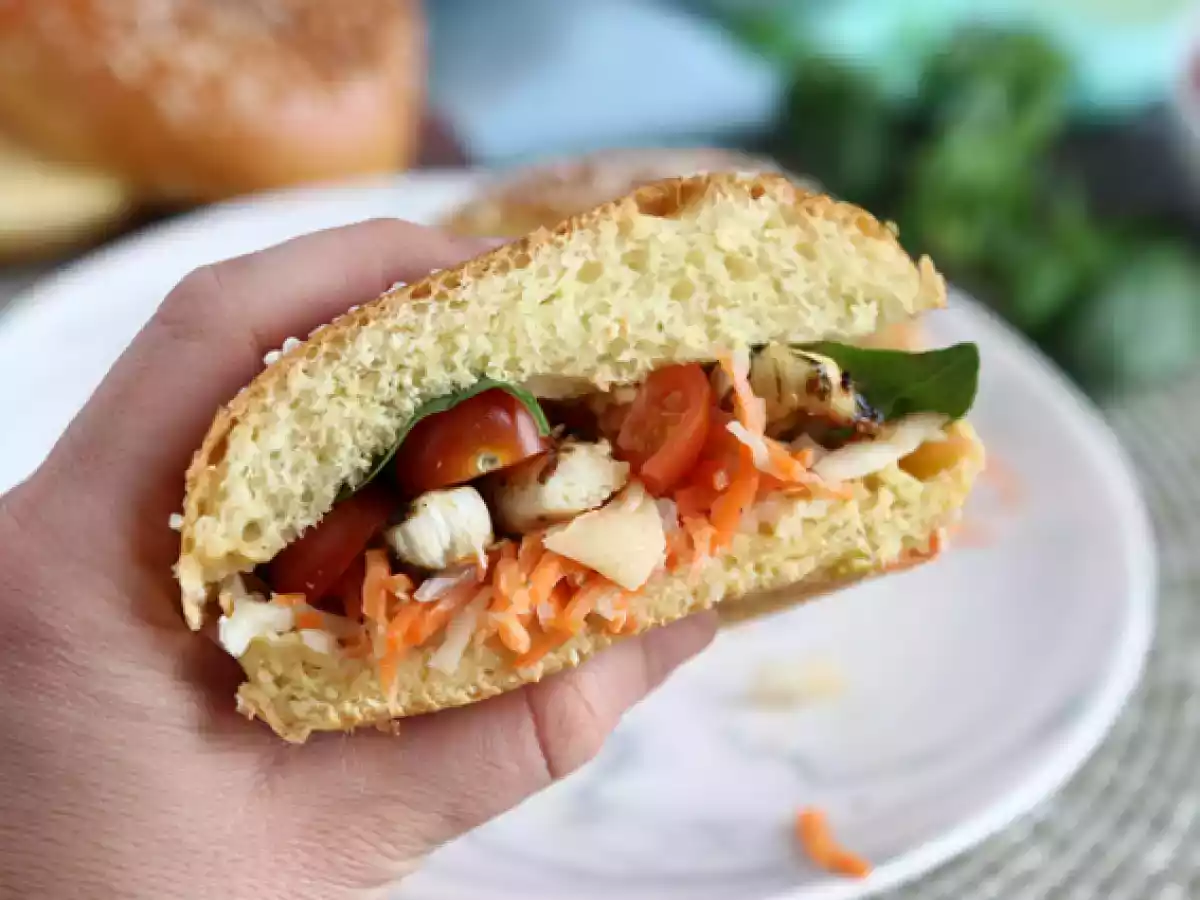 Broodje gemarineerde kip met koolsla, tomaten en basilicum - foto 3