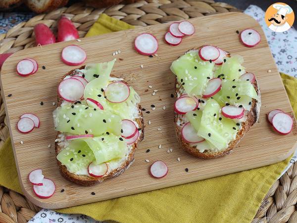 Broodjes met roomkaas, komkommer en radijs