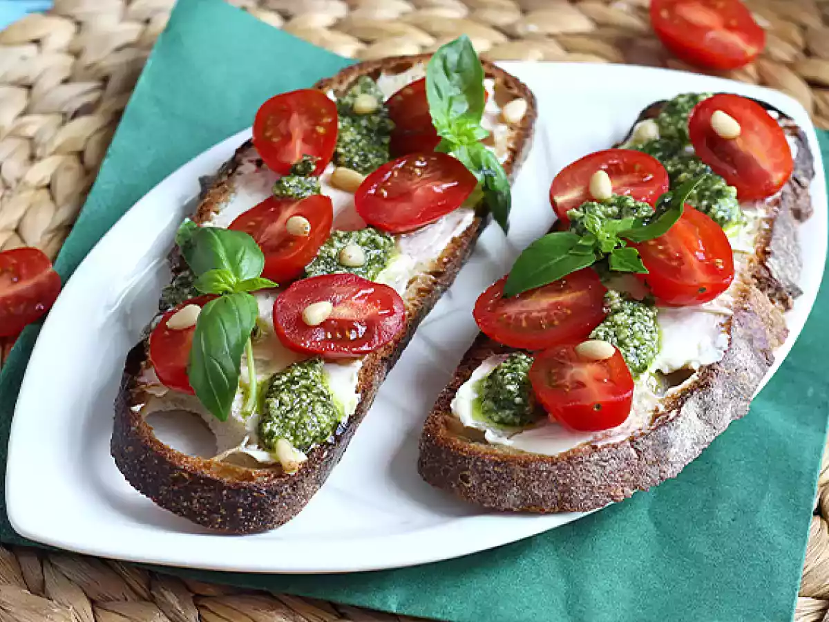 Broodjes verse kaas, pesto en cherrytomaatjes