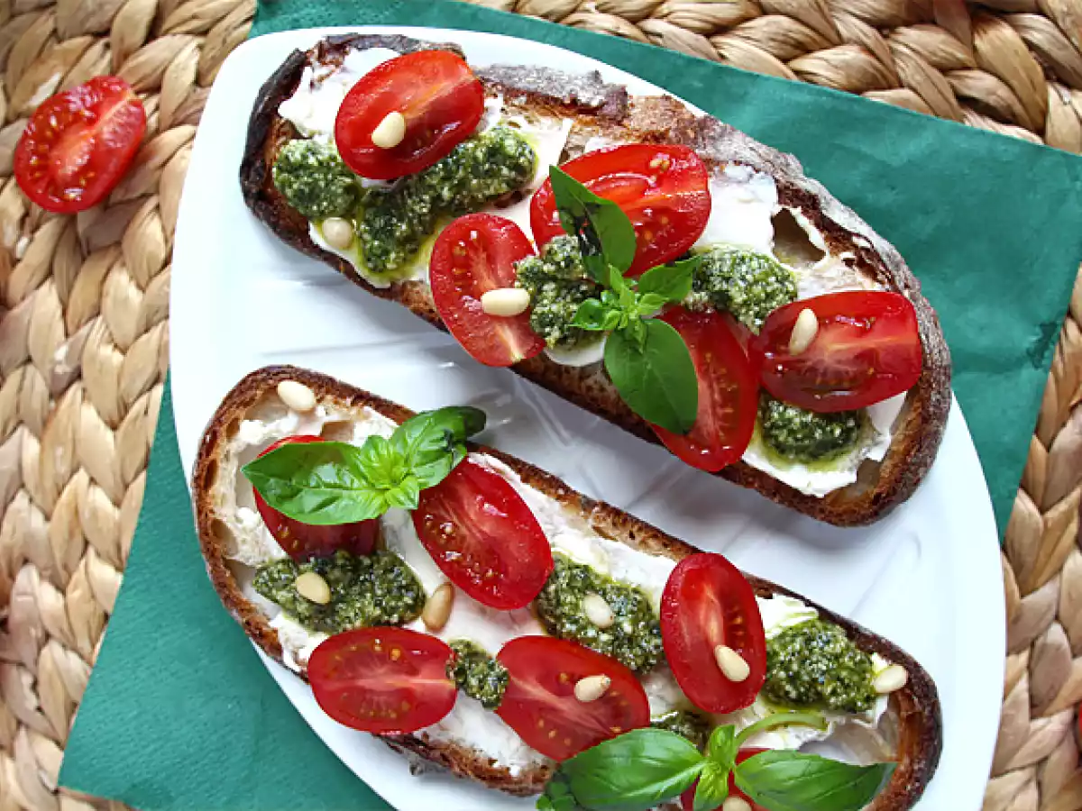 Broodjes verse kaas, pesto en cherrytomaatjes - foto 2