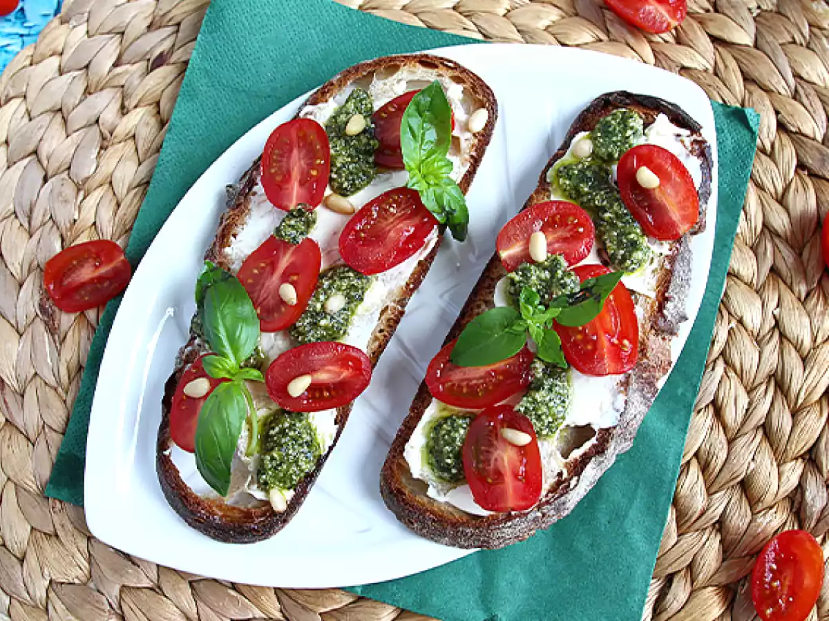 Broodjes verse kaas, pesto en cherrytomaatjes - foto 4