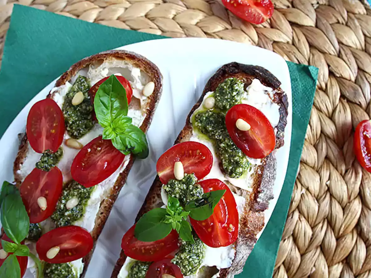 Broodjes verse kaas, pesto en cherrytomaatjes - foto 5