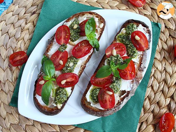 Broodjes verse kaas, pesto en cherrytomaatjes - foto 4