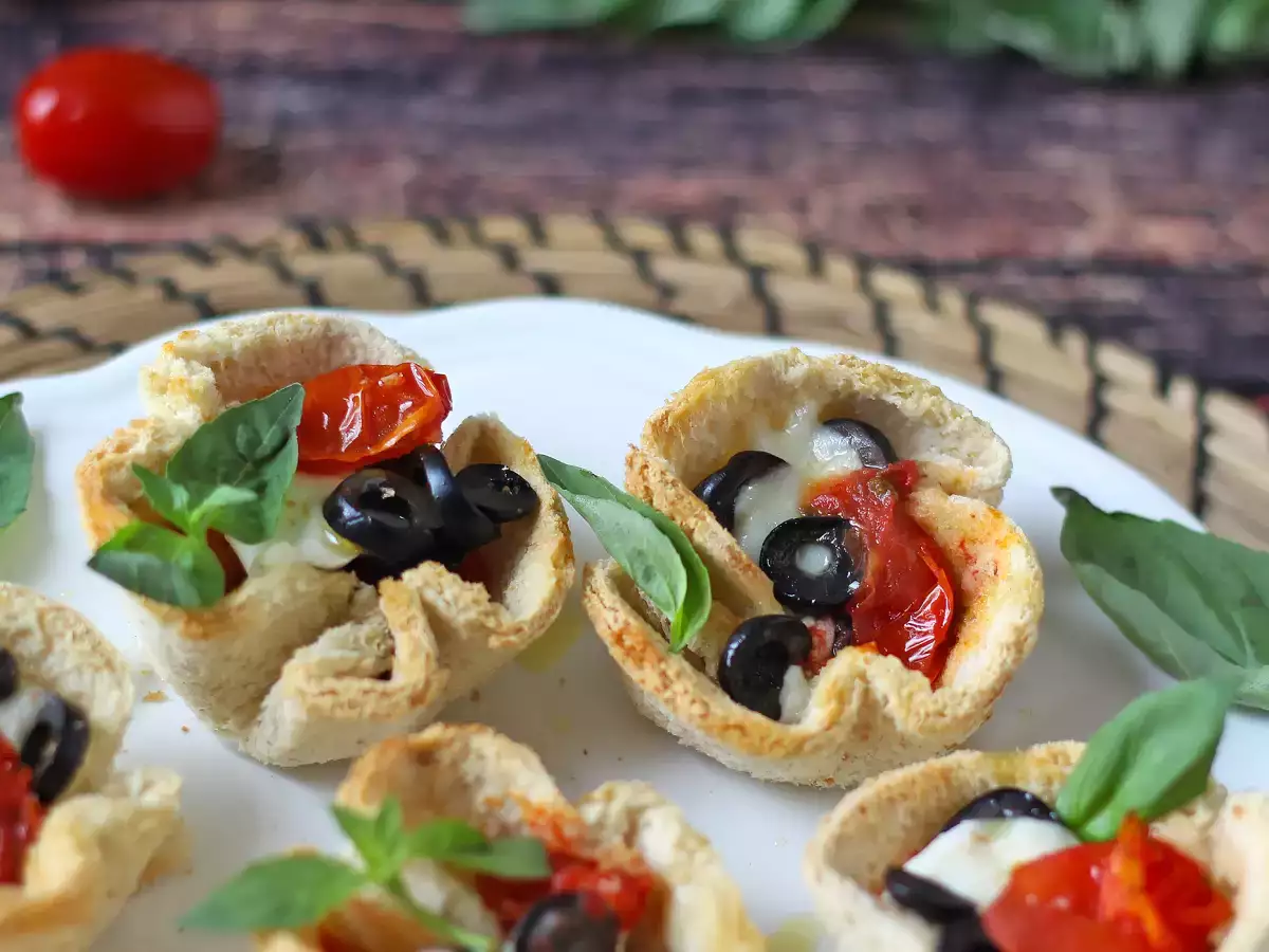 Broodmandjes met mozzarella, kerstomaatjes en zwarte olijven