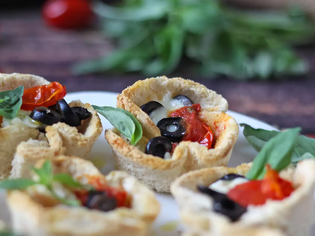 Broodmandjes met mozzarella, kerstomaatjes en zwarte olijven - foto 2